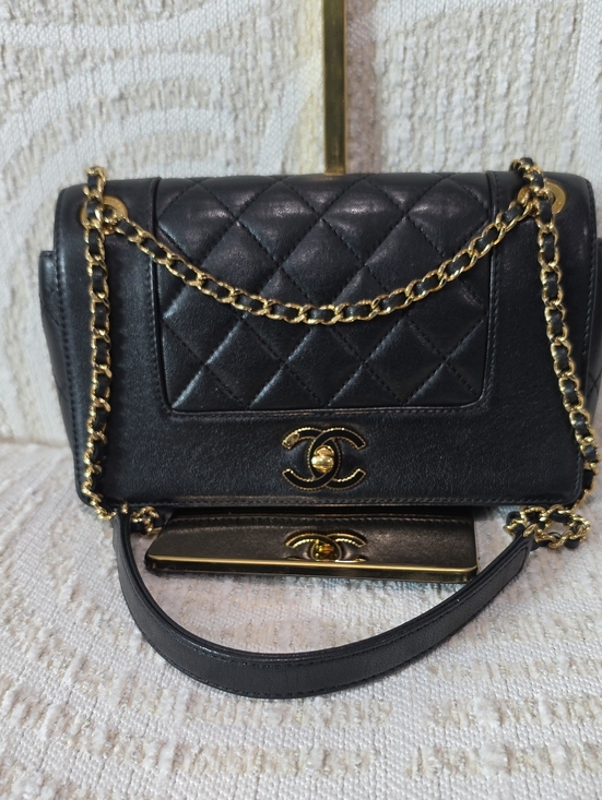 CHANEL Handbags - CHANEL Black Quilted Leather Shoulder Bag with Gold Chain